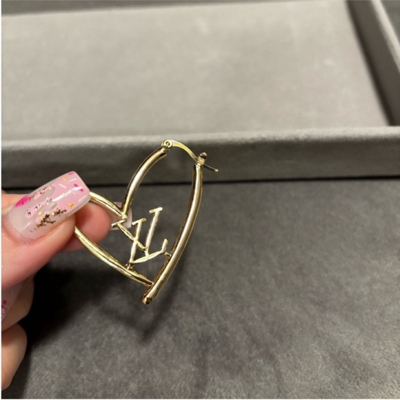 Louis Vuitton Heart Shaped Earrings - Picture 4 of 7